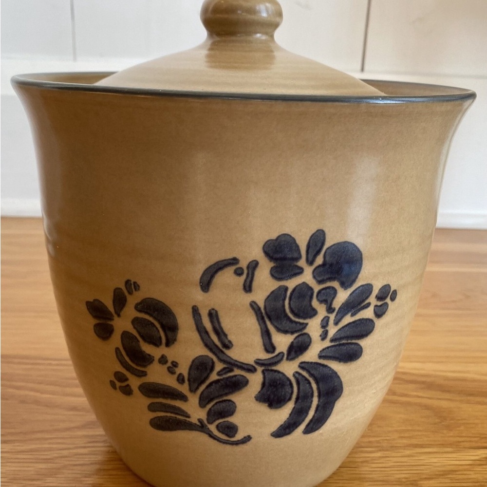 Pfaltzgraff Tan and Blue Floral Food Storage Canister 3qt